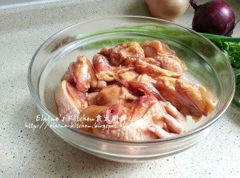 step1: 雞洗淨抹乾水份後放入大碗內加入<span class="group_2">醃料</span>拌勻醃2小時