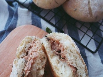 step8: 預熱焗爐180' c 10分鐘, 焗15分鐘便可完成。
「焗爐因應牌子不同會略有偏差,麵粉品牌也各有差異固吸水能力也不一,所以奶及水每有多少出入、 漸漸加入麵糰就一定不會失手」