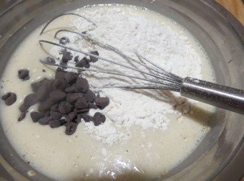 step4: 然後加入粉和巧克力粒拌匀。