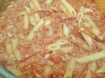 step4: 下水管麵及兩至三湯匙煮意大利麵的水，再下帕爾瑪森起司拌勻即成