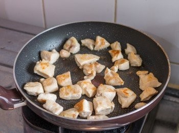 step2: 以中火燒熱鍋子，下雞肉煎 2 分鐘後翻面，多煎 2 分鐘後加入1 1/2 湯匙水份，蓋上，調至小火多煮約 2 分鐘。打開蓋後調至中火，煎至水份收乾和肉熟透即可盛起，待涼備用。