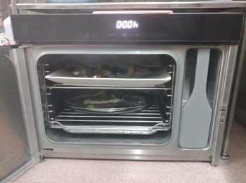 step8: 大火蒸3分鐘至剛熟， 灑上蔥粒及辣椒粒便完成。