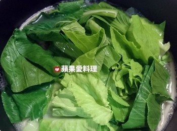 step3: 肉片8分熟時，放入青江菜葉、小白菜葉。