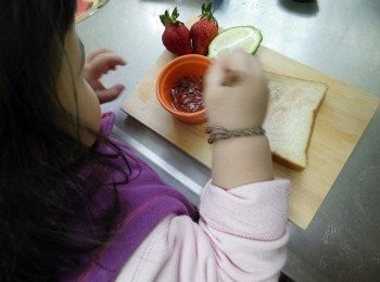 step7: 微波4~5分鐘.取出後快速攪拌 先試味道~不夠甜的話 亦可再加糖粉 然後抹上吐司