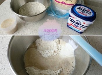 step1: 乾酵母,暖水&糖混合後静待15分鐘， 你會見到有啲bubbles形成，即係啲酵母成功activate。