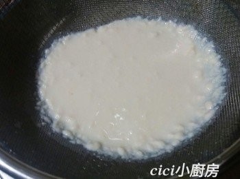 step6: 把混合物用隔篩2-3次，分別注入小杯內，放進雪櫃3小時至凝固。