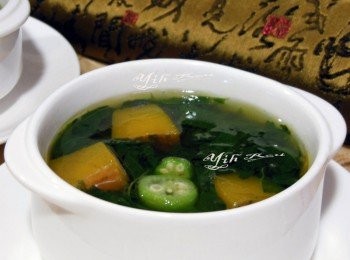 step2: 秋葵洗淨切片或切細末，也可以用果汁機攪碎。 湯鍋盛水煮沸後，放入洗好的麻薏煮熟，再加入南瓜塊一起煮，小火繼續煮至南瓜塊鬆軟，加入秋葵再煮一下下，放入少許鹽即可。