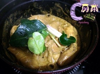 step3: 分次加椰漿混合, 之前加雞件炒勻, 加香茅, 檸檬葉, 糖, 水, 大火煮滾再收小火10分鐘