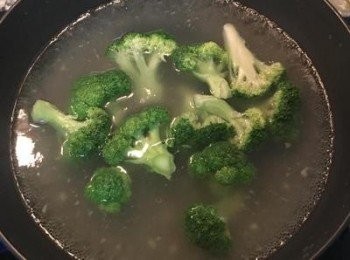 step4: 馬上再接著煮綠色花椰菜，約3分鐘， 煮好後直接撈起放入果汁機中，放入約2茶匙橄欖油+2湯匙煮菜的水+少許黑胡椒粉，ㄧ起打成泥狀並試鹹度做調整，接著裝入有擠花口的保鮮袋中。