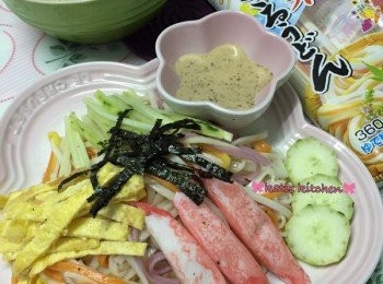 step4: 將冷麵放在碟中間，將其他配料平方鋪面，加入冷麵汁，麻醬按自己喜好加減