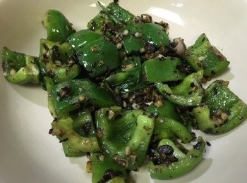 step3: 燒熱油鑊, 加入一半豆豉蒜蓉炒香, 加入青椒片炒至軟身先上碟 (青椒也是很快熟的)