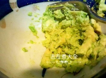 step2: 牛油果用叉壓碎，隨喜好決定碎的程度