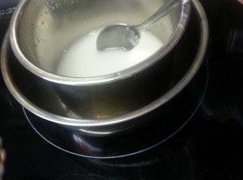 step1: 先做湯種:將10g高筋麵粉加入50ml食用凍水用碗攪拌成沒有粉粒,隔水不停攪拌煮成米糊狀灘凍待用