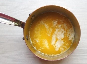 step2: 小火加熱至奶油融化，熄火後靜置3-5分鐘，將表面白色乳脂撈除。