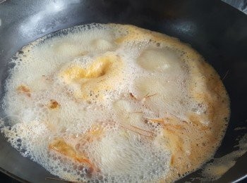 step12: - 將<span class="group_2">蝦湯</span>餚煮15分鐘，關火。