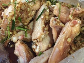 step4: 將香茅,檸檬葉,紅蔥頭和紅辣椒放入碗中, 加入醃料拌勻試味。（味道該是咸香中帶點甜）