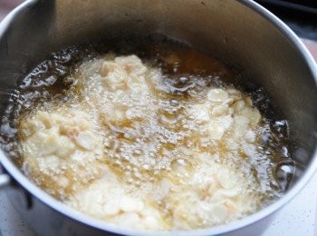 step6: 輕輕的擺入杏仁球入油鍋炸的金黃