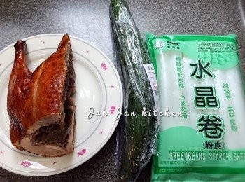 step1: 將醬汁料用杯搞拌好備用。用碗盛載些水，將粉皮浸於水中小心拆散，放入滾水煮大概4分鐘至熟，撈起沖冷水或浸冰水，瀝乾排上碟備用。青瓜去皮去囊切絲，鴨肉拆絲，鋪於粉皮上，淋上醬汁拌勻即可食用。醬汁的份量其實可因應個人喜好而調整。