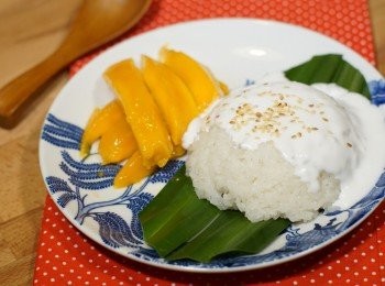 step6: 最後把糯米飯舀在碟上, 放上芒果片, 並加入剩餘的椰漿和芝麻, 即成