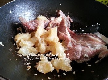 step3: 燒紅鑊 , 爆香蒜蓉 , 加入牛腩(原條)及牛筋炒香