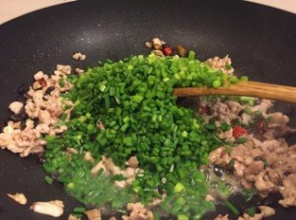 step4: 等肉7分熟了，放切粒狀的韭菜花（去頭去尾切小塊）