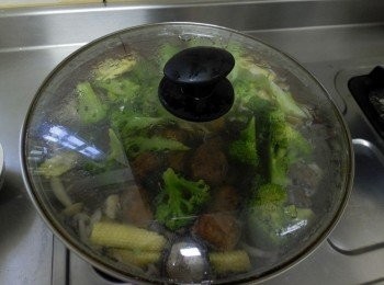 step5: 蓋上鍋蓋用小火悶煮至青花椰菜熟即可 起鍋前淋上少許的太白粉水勾薄芡