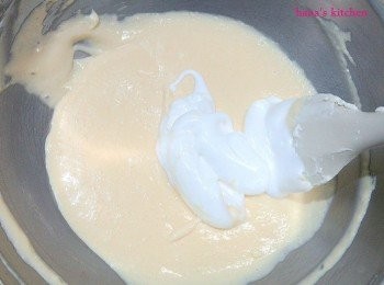 step9: 再取1/3的蛋白加到奶油乳酪糊中用塑膠刀仔細拌勻.第2-3次時就要輕輕仔細拌勻.