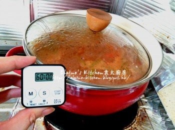 step7: 用中火煮滾後轉慢火蓋上蓋煮1小時