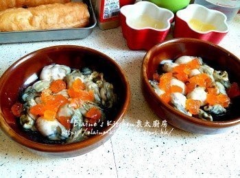 step5: 盛起蠔仔平均放入砵仔內 , 再加入鹹蛋黃