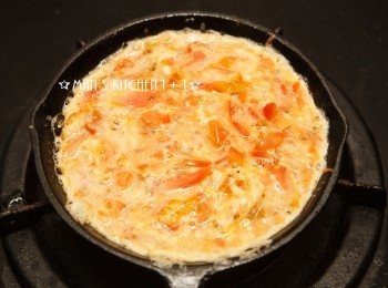 step2: 起油鍋，將蛋液下鍋。