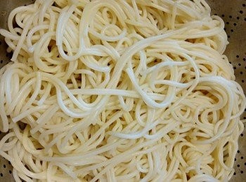 step1: 米線提前4個小時泡水，然後放入開水中燙軟，撈起瀝乾水分備用。