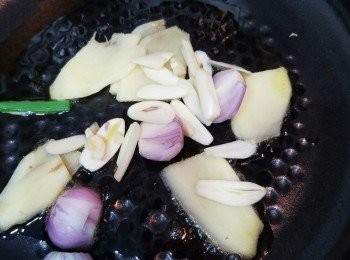 step2: 熱鍋下1湯匙麻油，將火調至中火，因麻油很易燶，加入薑，一半蔥，蔥頭及蒜爆香。