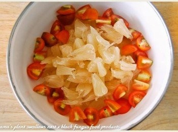 step4: 將柚子果肉用手撥成塊狀，與對半切的小番茄一同放置於碗中。