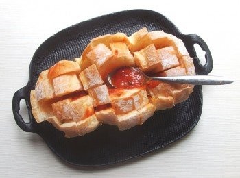 step3: 將pizza蕃茄醬抹在吐司格子裡,每個吐司切開處都要抹上一些,這樣就會有吃pizza的風味喔~