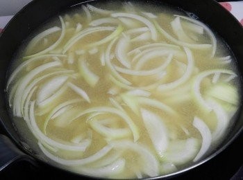 step2: 加入半個切絲的洋蔥