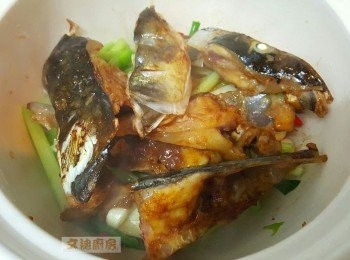 step8: 然後放入已煎至金黃色的魚頭，炒勻