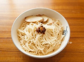 step5: 盛盤後在依照喜好放上油蔥就完成了。