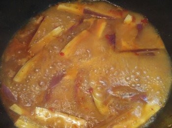 step3: 炒香肉絲及蒜蓉, 將所有調味料混合, 落鑊兜勻,加水煮滾。