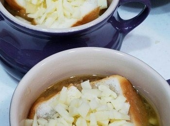 step4: 將洋蔥湯倒入可入爐器皿，放上法包及芝士，170度 焗5分鐘已至芝士金黃色就得喇。