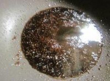 step3: 嗆入醬油及米酒,加上拍碎蒜頭.五香粉.白胡椒