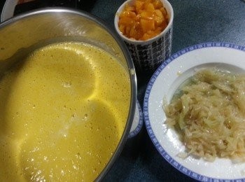 step8: 將半個泰國金柚拆肉,2個芒果去皮切粒,加入西米芒果糖水中拌勻