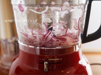 step2: 接著準備KitchenAid食物處理機，並換上切片的刀片，將紫洋蔥切成薄片後取出備用。