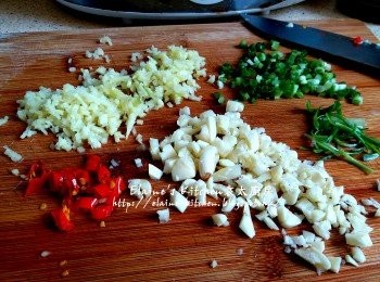 step5: 期間將蒜蓉去衣剁成細粒 , 薑去皮切細粒 , 辣椒切粒 , 蔥洗淨切粒及幼絲