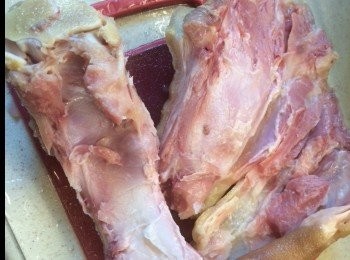 step3: 將鹹豬手起骨，沖淨血水