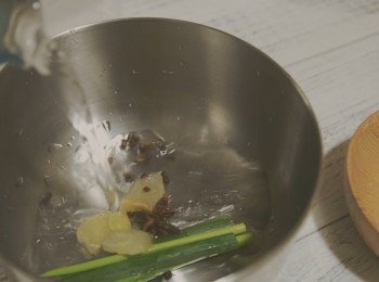 step1: 加入蔥一根(段)、四薑片、八角、花椒、水
