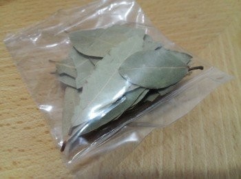 step5: 待水燒滾後, 放入香葉和魚露, 試味一下, 口味對的就蓋上鑊蓋, 轉中小火慢煮約 10 分鐘