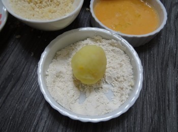 step5: 將薯球按次序沾上麵粉;