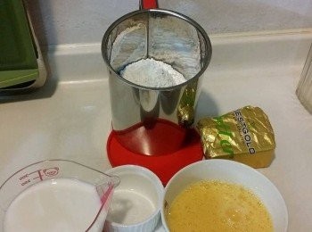 step1: 將高筋麵粉和低筋麵粉混合後過篩備用。