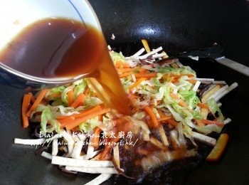 step5: 加入木耳絲 , 芋頭絲拌勻 , 再加入甘旬 , 椰菜絲及<span class="group_2">調味料</span>