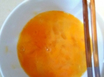 step1: 將雞蛋略拌，拌完蛋黃蛋白仍有分開部份